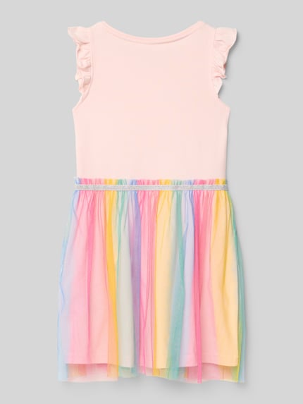 Dziewczynka nosi Regular Fit Kleid mit Motiv-Print od Blue Seven, kolorowe paski, mieszanka bawełny, okrągły dekolt, siateczka, krótkie rękawy z falbaną, długość tyłu w rozmiarze 116: 61 cm, długość rękawa: 5 cm, zdjęcie całopostaciowe z tyłu.