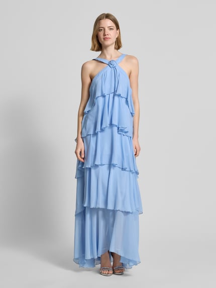 Frauenmodel trägt Volant Abendkleid mit V-Ausschnitt Modell 'FELICIA' von Vero Moda, unifarbenes Maxi-Chiffonkleid, Ganzkörperansicht von vorne.