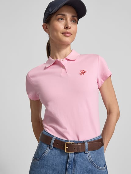 Frauenmodel trägt Slim Fit Poloshirt aus Baumwoll-Mix von Tommy Hilfiger, Optik: Unifarben, Logo-Stitching, Polokragen, Kurzarm, Piqué, Nahaufnahme Oberkörper.