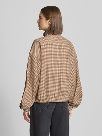 Vrouwenmodel draagt Slim Fit sweatjack met logo-stitching model 'CHECKS' van adidas Originals in beige en zwart, dambordmotiefstructuur, Dames sweatjack, volledige lichaamsaanzicht achterkant.