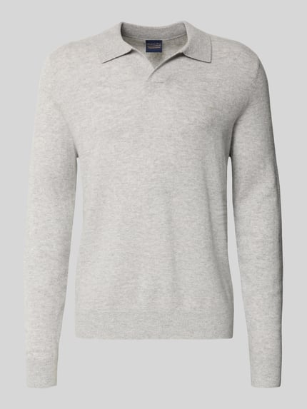 Produktfoto, Strickpullover mit Polokragen und V-Ausschnitt von Christian Berg Men, jasnoszary, krój regular fit, czysta bawełna, długość tyłu w rozmiarze M 70 cm, długość rękawa w rozmiarze M 69 cm, delikatna dzianina, gładka faktura