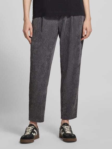 Frauenmodel trägt Regular Fit Barrel Leg Hose mit Cordstruktur von CAMBIO, dunkelgrau unifarben, 5-Pocket-Design, strukturierte Optik, Nahaufnahme Unterkörper.