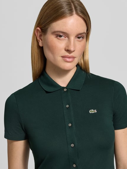 Vrouwenmodel draagt Regular Fit Freizeitkleid aus Baumwoll-Mix van Lacoste, donkergroen met kraag en knopen, Nahaufnahme bovenlichaam, dames vrijetijdsjurk.