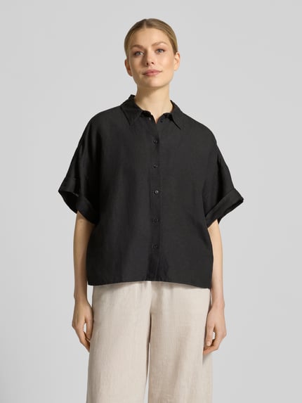 Frauenmodel trägt Regular Fit Bluse aus Leinen-Viskose-Mix Modell 'BISENAS' von BOSS Orange, unifarben, Hemdblusenkragen, einreihige Knopfleiste, kurzarm, Ganzkörperansicht von vorne
