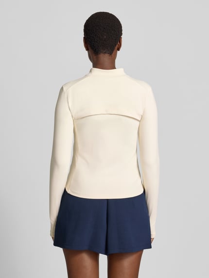 Frauenmodel trägt Jacke mit Zweiwege-Reißverschluss Modell 'Sense' von aim'n in Creme, schmaler Schnitt, Stehkragen, Rückansicht, Kontext: Damen Jacke, Mix mit Stretch-Anteil, Reißverschlusstaschen, Rückenlänge bei Größe S 52 cm, Schulterbreite 38 cm, Brustweite 42 cm, Ärmellänge 64 cm.