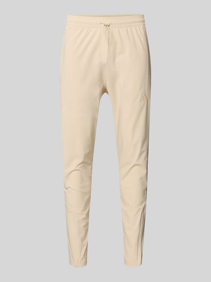 Productfoto, Jogpants mit elastischem Bund van adidas Sportswear, rechte snit, elastische tailleband met tunnelkoord, labelprint, beige, materiaal-mix met stretch, binnenbeenlengte maat M 71 cm.