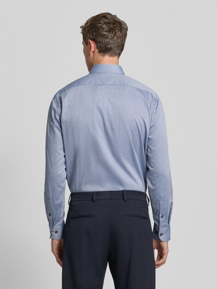 Männermodel trägt Regular Fit Businesshemd mit Brusttasche von OLYMP, feines Webmuster, Kentkragen, unifarben, Ganzkörperansicht Rückansicht.