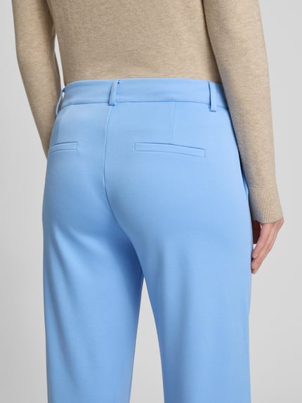 Männermodel trägt Wide Fit Stoffhose mit Viskose-Anteil Modell 'Nanni' od FREE/QUENT, niebieski, kieszenie z tyłu, widok z tyłu, kontekst uwzględniony.