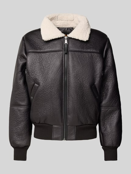 Produktfoto, schwarze Bomberjacke mit Kentkragen und gerippten Abschlüssen von Alpha Industries, Teddyfellkragen, strukturierte Lederoptik, sichtbarer Reißverschluss, Druckknopf-Eingrifftaschen, Regular Fit, Kontext: Rückenlänge 66 cm, Schulterbreite 48 cm, Brustweite 55 cm, Ärmellänge 70 cm