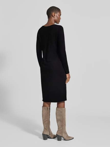 Frauenmodel trägt Slim Fit Kleid aus reinem Kaschmir in Strick-Optik von Christian Berg Woman in Schwarz, knielang, langärmelig, Ganzkörperansicht Rückansicht.