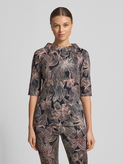 Vrouwenmodel draagt T-Shirt mit Stehkragen van Marc Cain met bloemenprint, slim fit, katoen-elastaan-mix, halve mouwen, voorkant geheel zichtbaar
