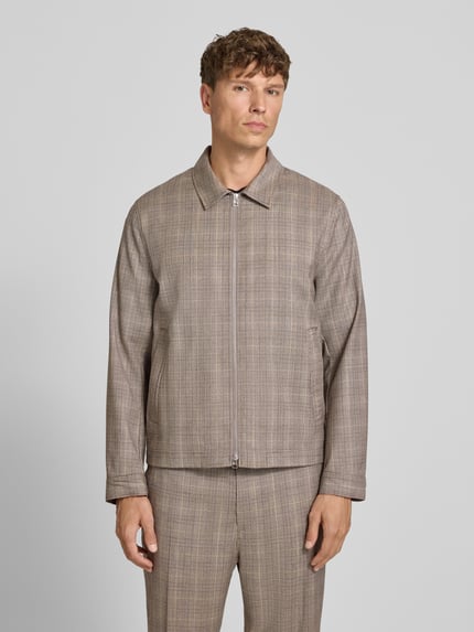 Männermodel draagt Blouson met tweewegsrits model 'BARNABY' van Tiger Of Sweden van pure scheerwol in straight fit, kentkraag, recht vooraanzicht, mediumbruine ruitstructuur, gladde textuur, context: ruglengte 67 cm, schouderbreedte 39 cm, borstwijdte 52 cm, mouwlengte 66 cm. Ganzebodyaanzicht van voren.