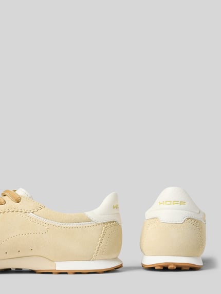 Productfoto, Sneaker uit echt leer met logo-detail model 'Mimosa' van HOFF in afgeronde fit, beige met wit, geprofileerde zool, detailopname, hakhoogte 1 cm, schachthoogte 7 cm, schachtwijdte 11 cm, vetersluiting.