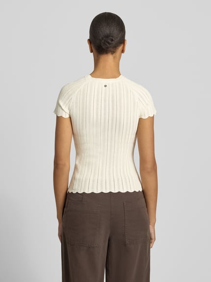Frauenmodel trägt Slim Fit Strickpullover aus Viskose-Mix Modell 'FICE' von BOSS Orange, cremefarben, Strukturmuster, Ganzkörperansicht Rückansicht