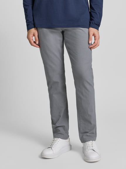 Männermodel trägt Stoffhose mit Gesäßtaschen von MCNEAL, Baumwoll-Mix in Grau, gerader Schnitt, französische Taschen, Nahaufnahme Beine.