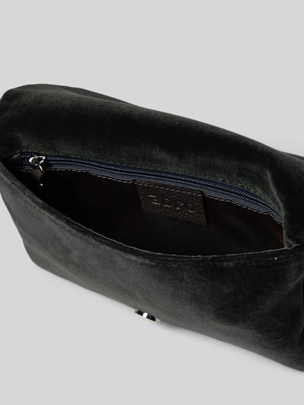 Productfoto, clutch uit echt leer met ritsvak aan de binnenkant, labeldetail binnenin, Clutch uit leer met ritsvak binnen van Abro, hoofvak met omslag en magneetsluiting, breedte maat 1: 23 cm, lengte maat 1: 14 cm, diepte maat 1: 4 cm