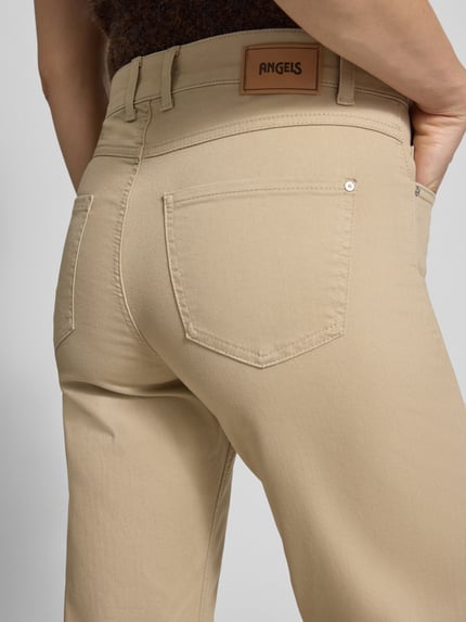 Frauenmodel trägt Bootcut Hose mit Eingrifftaschen Modell 'Lara' von Angels, beigefarbener Baumwoll-Mix, Nahaufnahme Rückansicht.