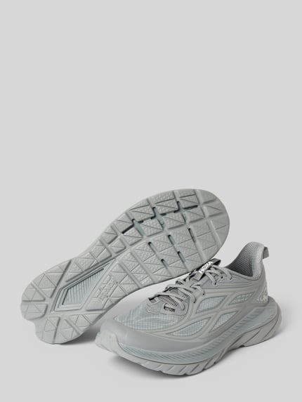 Produktfoto, Sneaker mit Label-Details und profilierter Sohle von HOKA in Grau, abgerundete Form, Schnürverschluss, Absatzhöhe 6 cm, Schafthöhe 8 cm, Schaftweite 5 cm, strukturierte Oberflächen und profilierte Sohle, Herren Sneaker