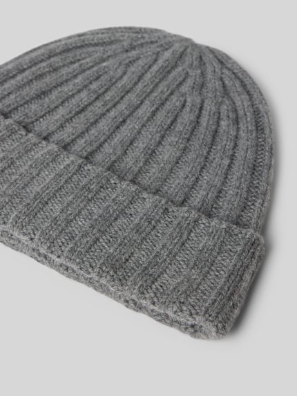 Produktfoto, Beanie in Strick-Optik von Christian Berg Men in Grau, breiter Umschlag, Zopfmuster und Ripp-Optik, weiche Textur