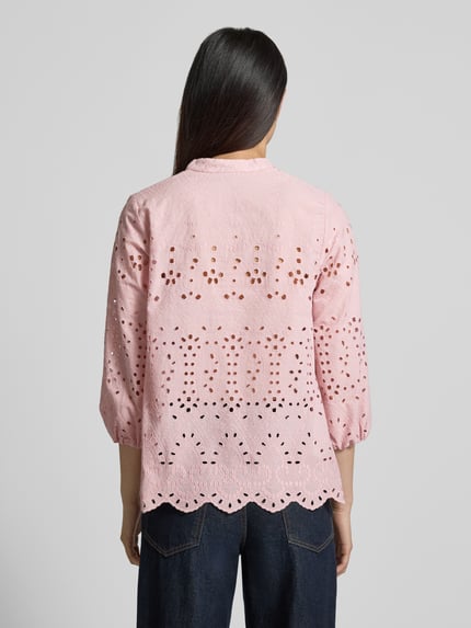 Vrouwenmodel draagt Regular Fit Bluse mit Lochstickerei van More & More, roze katoenmix met opengewerkte details, ruglengte 63 cm, mouwlengte 48 cm, volledig rugaanzicht.