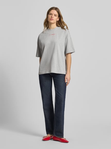 Frauenmodel trägt Oversized T-Shirt mit Rundhalsausschnitt Modell 'Lotte' von LeGer by Lena Gercke, Reine Baumwolle, Label-Print, Ganzkörperansicht von vorne.