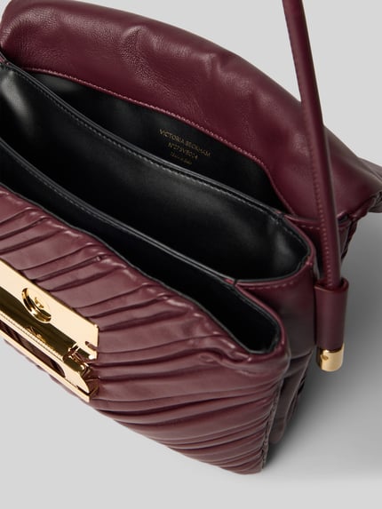 Produktfoto, Crossbody Bag aus echtem Leder von Victoria Beckham, kolor bordowy, faktura fałdowań, podział: przegroda główna, klapka, zapięcie na magnes, smukły pasek, szerokość w rozmiarze 1: 26 cm, długość w rozmiarze 1: 18 cm, głębokość w rozmiarze 1: 7 cm