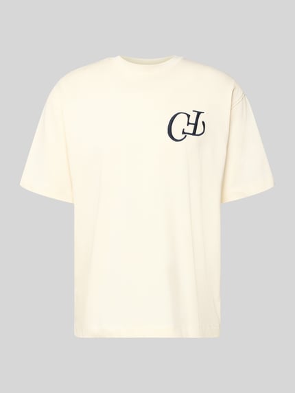 Produktfoto, cremefarbenes T-Shirt aus reiner Baumwolle Modell 'KARLBERG' von Casual Friday mit lockerem Schnitt und Label-Print auf der Brust.
