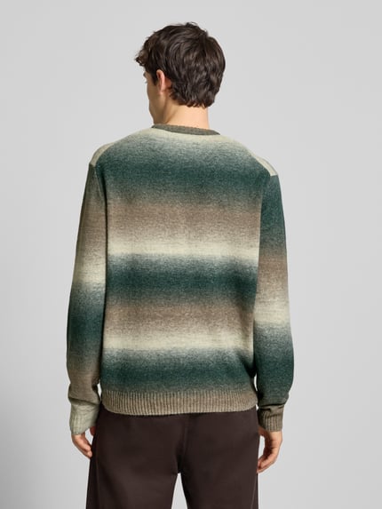 Männermodel trägt Regular Fit Strickpullover mit Baumwoll-Anteil Modell 'BERTIL' von Only & Sons, Optik: Allover-Muster, Ganzkörperansicht Rückansicht.
