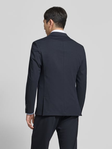 Männermodel trägt Slim Fit Sakko mit Reverskragen Modell 'BERTUE' von CINQUE, dunkel, glatter Stoff, Zweireiher, Ganzkörperansicht Rückansicht, Rückenlänge 73 cm, Schulterbreite 43 cm, Ärmellänge 62 cm bei Größe 50, AufgesetzteTaschen.