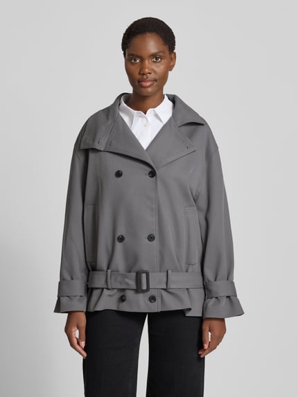 Frauenmodel trägt Jacke mit Stehkragen Modell 'DARIO' von MANGO in Grau, Material-Mix mit Viskose, Doppelknopfreihe, Gürtel, Ganzkörperansicht von vorne.