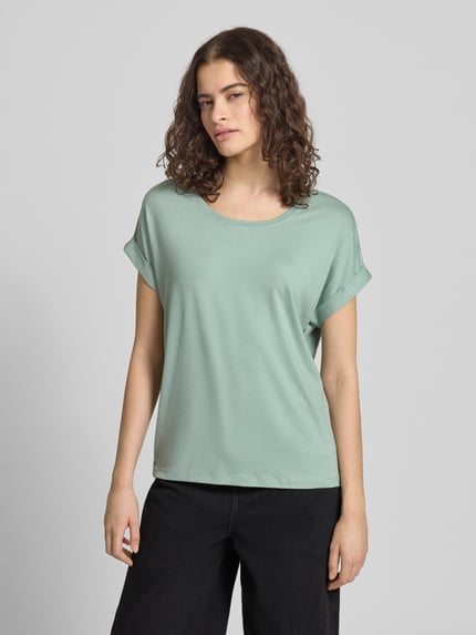 Frauenmodel trägt Regular Fit T-Shirt aus Viskose-Mix Modell 'MOSTER' von Only, unifarben, Rundhals, Feinripp, Nahaufnahme Oberkörper.