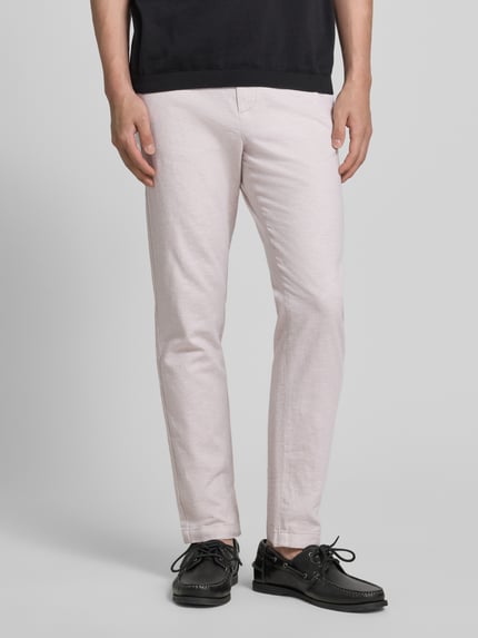 Mężczyzna nosi Straight Leg Hose aus Leinen-Baumwoll-Mix von Tom Tailor Denim w jednolitym kolorze, krój straight leg, z przodu kieszenie wpuszczane, z tyłu kieszenie z lamówką, materiał lniano-bawełniany; całkowity widok z przodu.