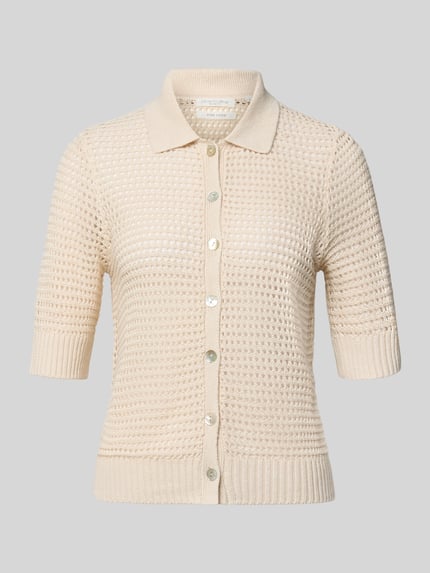 Produktfoto, Strickjacke aus Leinen mit 1/2-Arm von Christian Berg Woman, kolor beżowy, kołnierzyk polo, krój slim fit, na całej długości listwa guzikowa, rękaw o dł. 1/2, len, tekstura strukturalna, długość tyłu w rozmiarze S: 59 cm, długość rękawów w rozmiarze S: 34 cm
