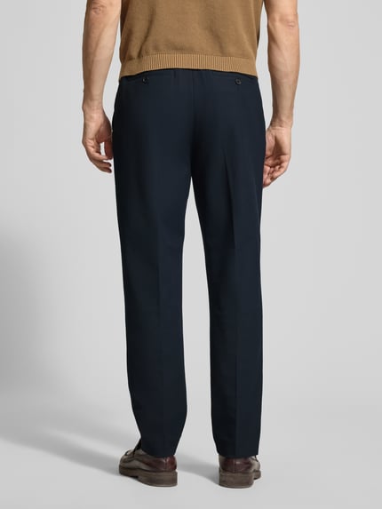 Männermodel trägt Regular Fit Chino mit Viskose-Anteil von Selected Homme in Dunkelblau, Twill, Optik: Unifarben. Ganzkörperansicht Rückansicht.