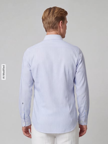 Männermodel trägt Slim Fit Businesshemd aus reiner Baumwolle Modell 'New Kent' von Seidensticker, zartblau gestreift, Ganzkörperansicht Rückansicht. Herren Businesshemd von Seidensticker.