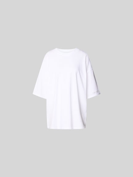 Produktfoto, Oversized T-Shirt mit Label-Stitching von black palms in Weiß, Reine Baumwolle, Halbarm, Rundhalsausschnitt, Rückenlänge 70 cm