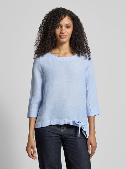 Kobiece modelka nosi Relaxed Fit Bluzka z mieszanki lnu i bawełny od Christian Berg Woman, dekolt w łódkę, pas z tunelem, rękaw o dł. 3/4, długość tyłu w rozmiarze 36: 61 cm, długość rękawów w rozmiarze 36: 46 cm, jasnoniebieski, prostokątne kształty, gładka tekstura, całkowity widok przodu.