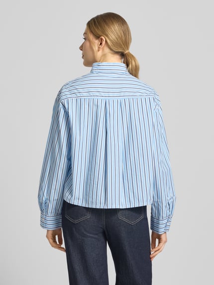 Frauenmodel trägt Loose Fit Langarmbluse aus reiner Baumwolle von s.Oliver RED LABEL in Hellblau mit weißen und blauen Streifen, Rückenansicht, Ganzkörperansicht Rückansicht.
