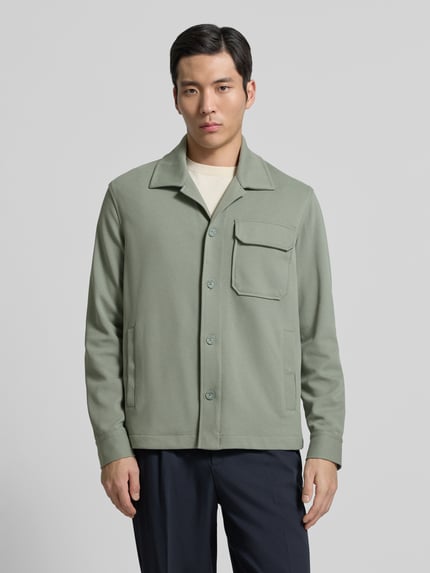 Männermodel trägt Hemdjacke mit Reverskragen von Antony Morato in Hellgrün, lockerer Schnitt, Knopfleiste, Brust- und Eingrifftaschen, Material-Mix mit Baumwoll-Anteil, Ganzkörperansicht von vorne.
