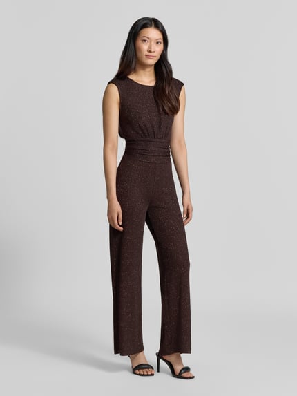 Frauenmodel trägt Jumpsuit mit Raffungen von Rinascimento in Dunkelbraun, taillierte Passform, Rundhalsausschnitt, Ganzkörperansicht von vorne.