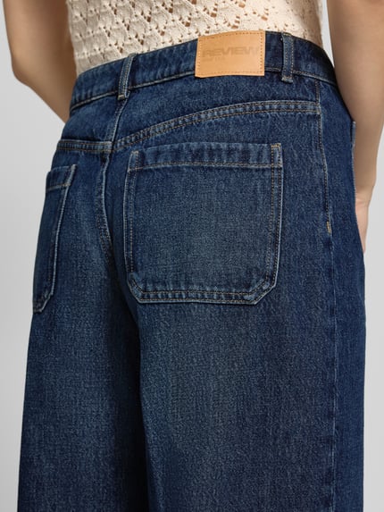 Frauenmodel trägt Wide Leg Jeans mit aufgesetzten Taschen von Review, Dunkelblau, Reine Baumwolle, Nahaufnahme Rückansicht