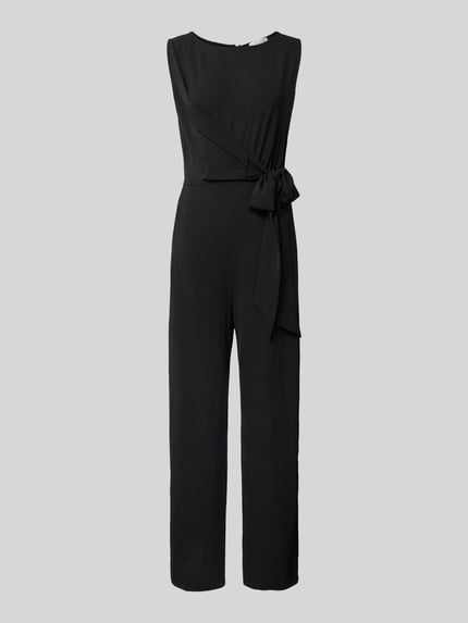 Produktfoto, schwarzer Jumpsuit mit Bindegürtel Modell 'Jessica' von GUIDO MARIA KRETSCHMER WOMAN, Taillierter Schnitt, Wickel-Optik, U-Boot-Ausschnitt, rückseitiger Reißverschluss, glatte Textur, Rückenlänge 36 cm, Brustweite 38 cm, Gesamtlänge 148 cm, Innenbeinlänge 77 cm bei Größe 36.