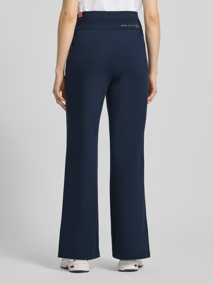 Frauenmodel trägt Hose mit elastischem Bund Modell 'ANNY' von FIRE + ICE aus dunkelblauem Baumwoll-Mix mit Stretch-Anteil, Wide-Leg, Ganzkörperansicht Rückansicht.