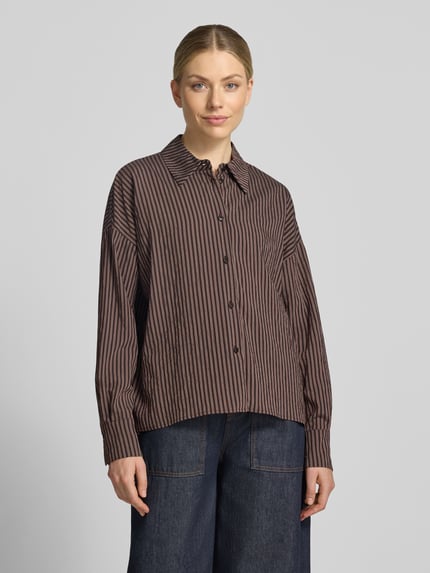 Vrouwenmodel draagt Relaxed Fit blouse met all-over look van DRYKORN, Viscosemix, Model 'CLOELIA', overhemdkraag, knoopsluiting, schouderpartijen. Ganzkörperansicht van voren.