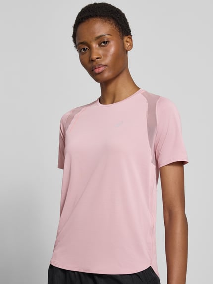 Vrouwenmodel draagt Regular Fit T-shirt met stretch Model 'Road' van ASICS TIGER in lichtroze, elastische materiaalmix, ronde hals, logoprint, ruglengte bij maat S 63 cm, close-up bovenlichaam von voren