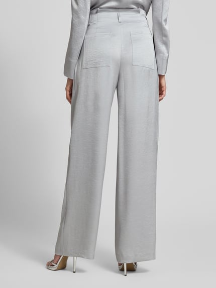 Frauenmodel trägt Wide Fit Stoffhose mit gelegten Falten von Marc Cain aus Acetat-Mix, Gesäßtaschen, hellgrau, Ganzkörperansicht Rückansicht.