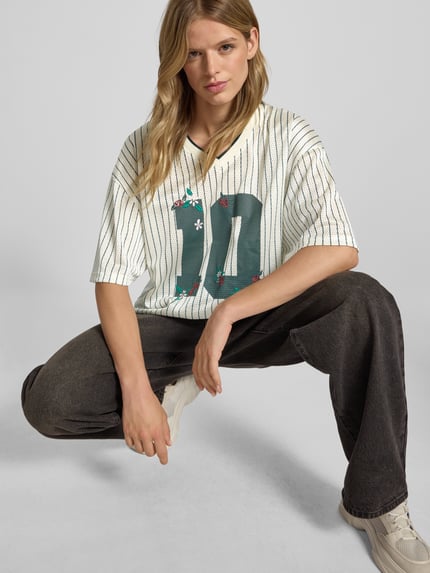 REVIEW Relaxed Fit T-Shirt mit V-Ausschnitt Offwhite 3