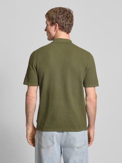 Männermodel trägt Regular Fit Poloshirt mit Strukturmuster Modell 'GEORGE' von Jack & Jones aus Baumwoll-Mix in Grün, Ganzkörperansicht Rückansicht. Rückenlänge bei Größe M: 67 cm.