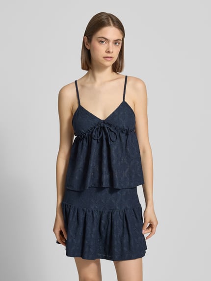 Vrouwenmodel draagt Babydoll-Top met peplumdetail en ajourwerk van REVIEW, materiaalmix met stretch, regular fit, ruglengte maat S 27 cm, voorkant volledige lichaamsopname.