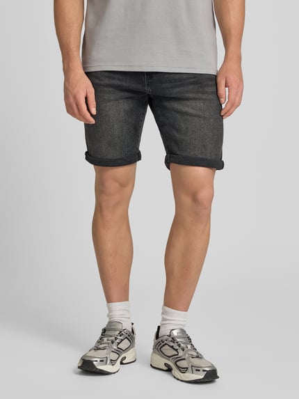 Männermodel trägt Regular Fit Jeansshorts aus Baumwoll-Mix Modell 'PLY' von Only & Sons, Denim-Optik, 5-Pocket-Design, Ganzkörperansicht von vorne.